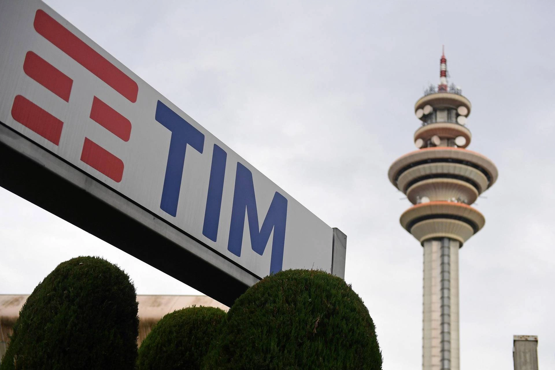 Tim, accordo di Poste per acquisire il 15% delle azioni da Vivendi