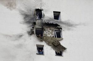 L’Ucraina conduce un attacco in Russia con 337 droni, causando almeno tre morti