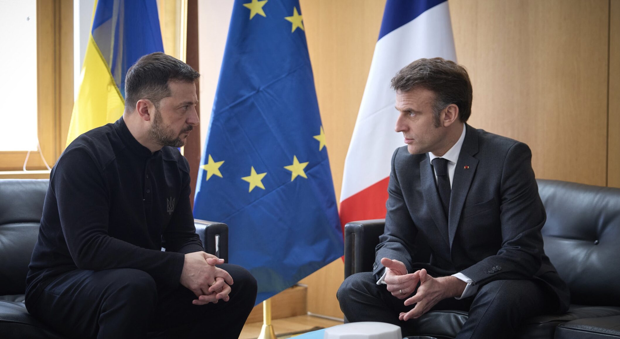 Macron detta la linea ai volenterosi e isola Meloni