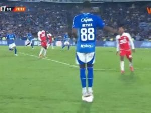 Si mette in piedi sul pallone, scoppia il caos in campo: l’arbitro applica la Regola 12