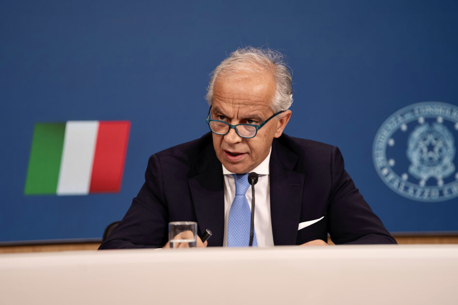 Centri migranti in Albania, il governo Meloni li “trasforma” in Cpr. “Operazione a parità di costi”, assicura Piantedosi. Ma leggi alla mano i dubbi restano