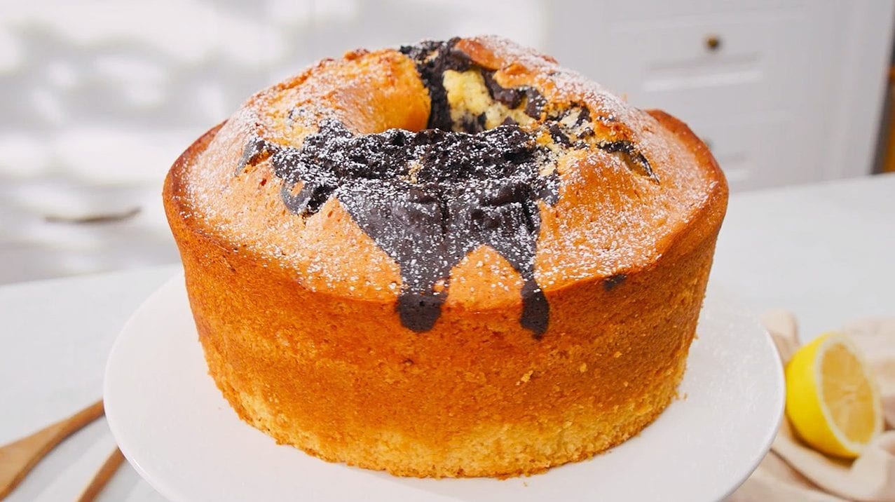 Il ciambellone bicolore è un dolce da credenza alto e soffice, adatto alla colazione e alla merenda di tutto la famiglia