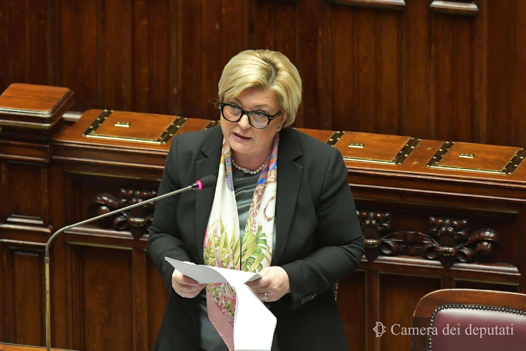 Calderone smentita sulla laurea. Mentre si difende