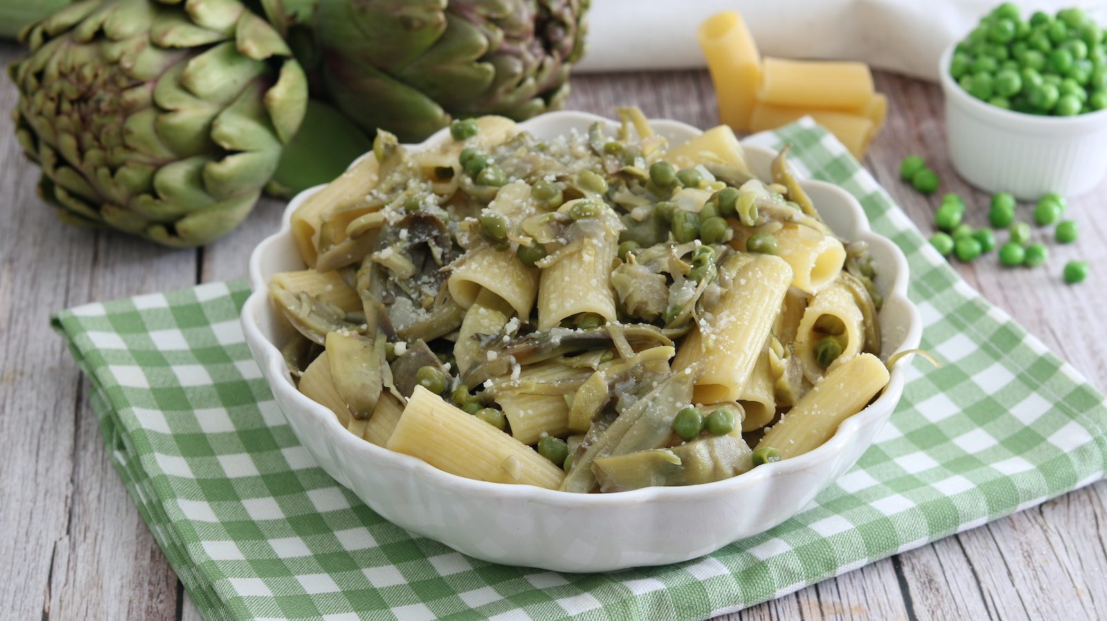 Pasta carciofi e piselli: la ricetta del primo piatto primaverile semplice e gustoso