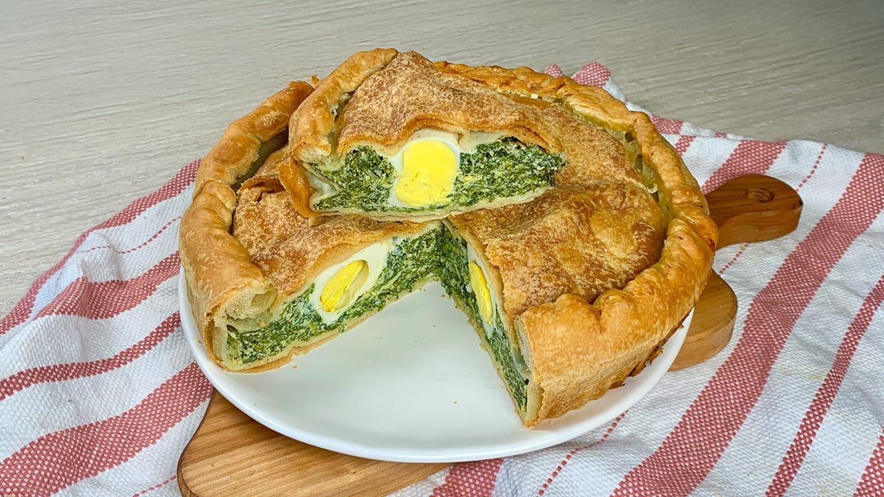 La torta pasqualina è un tipico rustico della tradizione ligure ripieno di bietole (o spinaci)