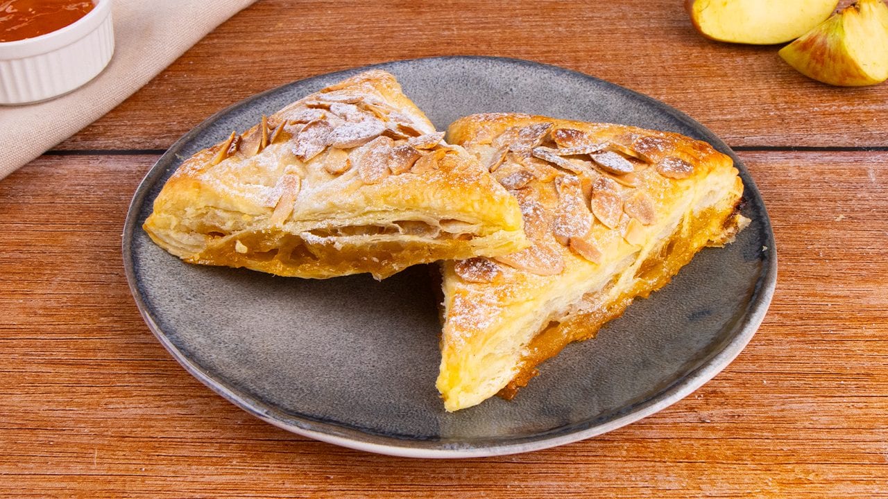 Triangoli di pasta sfoglia alle mele: la ricetta dei dolcetti con goloso ripieno