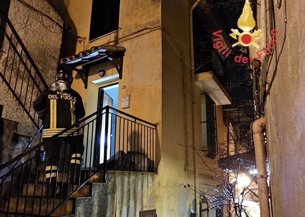 Una donna è deceduta a Corigliano Rossano, in provincia di Cosenza, a seguito di un incendio