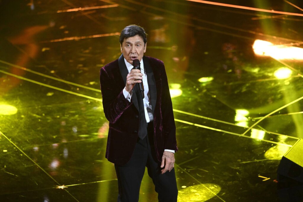 Gianni Morandi intrattiene i passeggeri di un autobus a Bologna