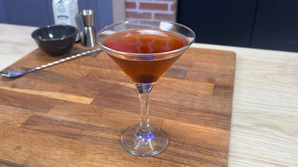 Il Manhattan cocktail è uno dei drink più famosi al mondo a base di soli tre ingredienti
