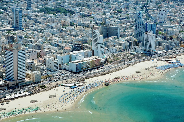 Il Mediterraneo, con le sue acque azzurri, le storiche città costiere e le spiagge solari