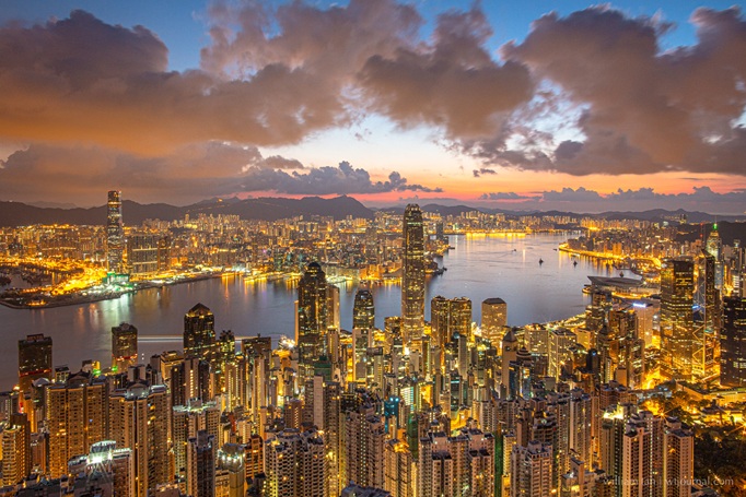 Immerso in alto sopra la vivace città di Hong Kong, Victoria Peak o semplicemente "Il picco,"