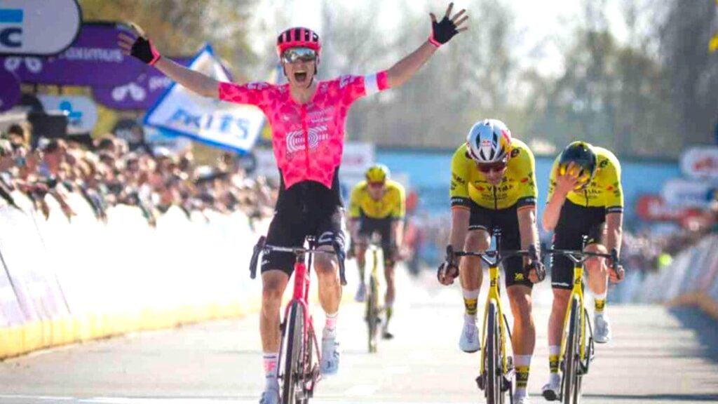 Powless rovina lo show Visma all’Attraverso le Fiandre, van Aert distrutto: “Errore enorme, colpa mia”