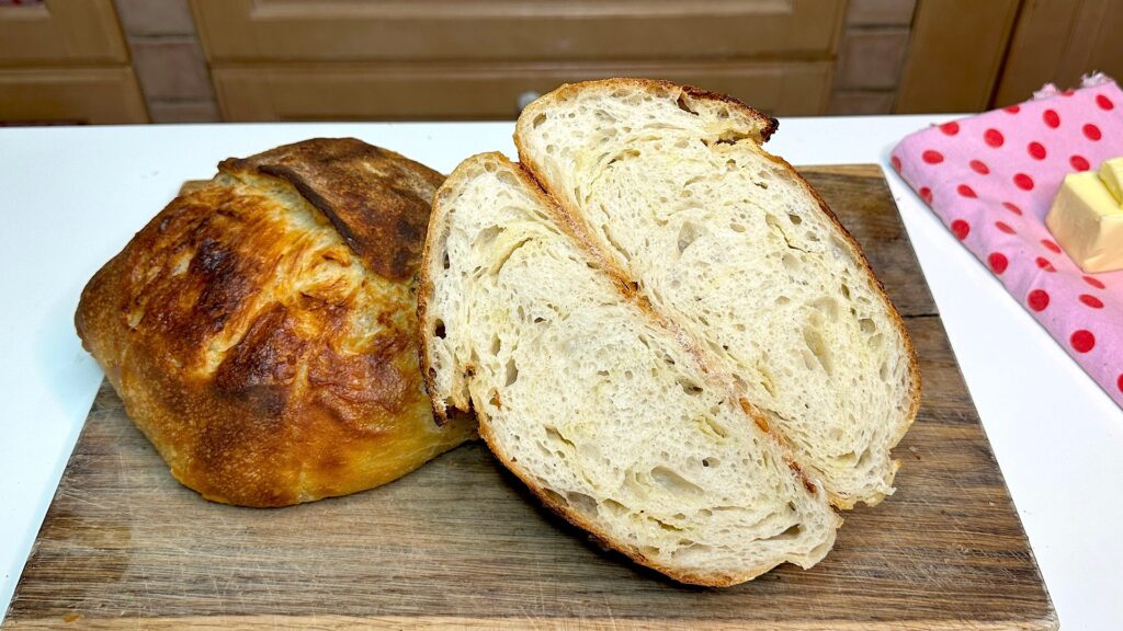 Il pane croissant è un lievitato sofficissimo che si realizza con l'impasto dei classici croissant