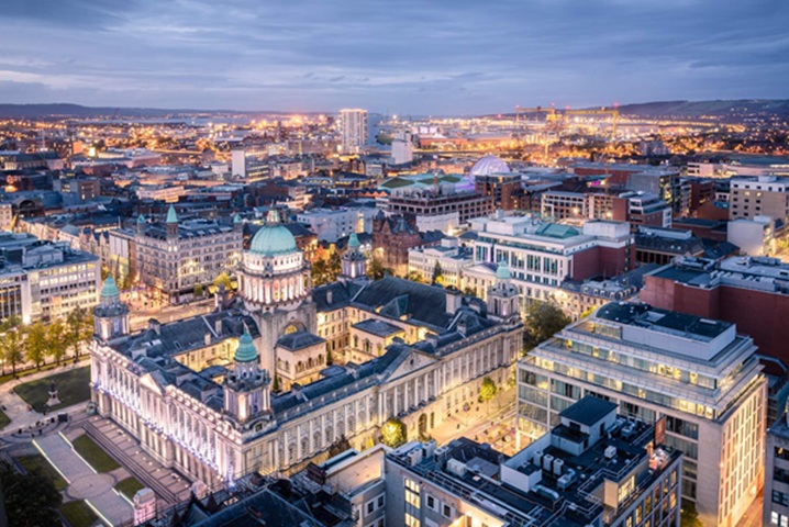 Immerso nell'Irlanda del Nord, Belfast ha subito una notevole trasformazione negli ultimi decenni
