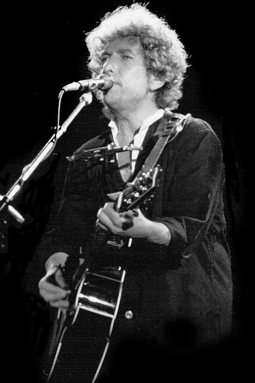 Nato nel cuore del Midwest americano, Bob Dylan è molto più di un cantautore