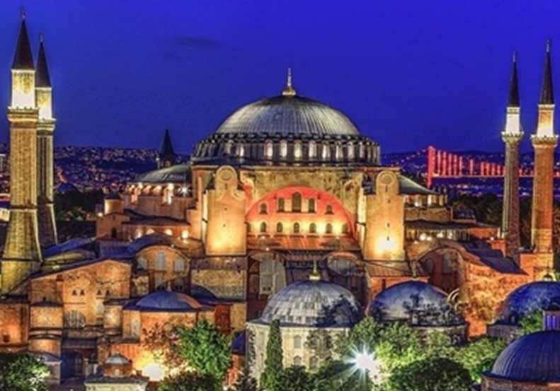 Istanbul, una città in cui East incontra West, è una vivace metropoli che mette in mostra