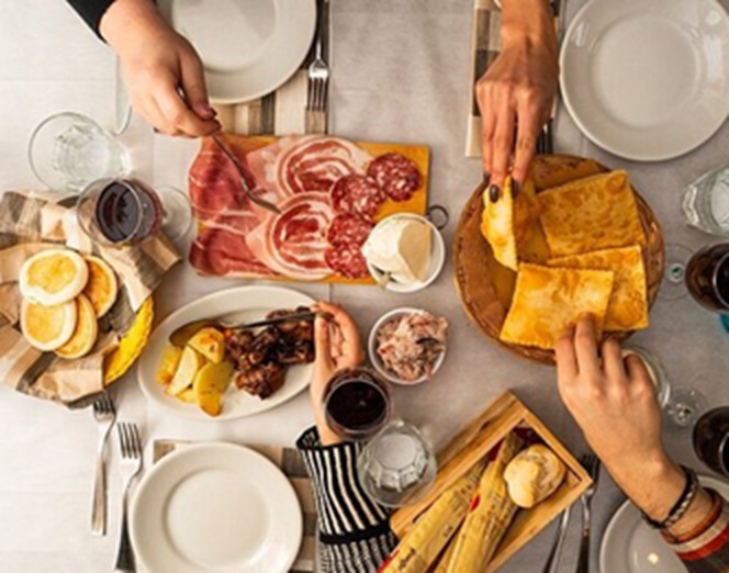 Il cibo è più che sostentamento; È parte integrante della cultura, della storia e dell'identità