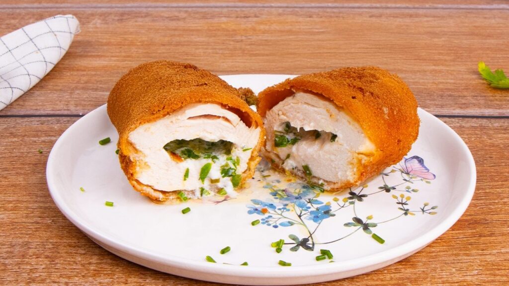 Il pollo alla Kiev è un secondo piatto facile e gustoso, perfetto da portare in tavola per una cena