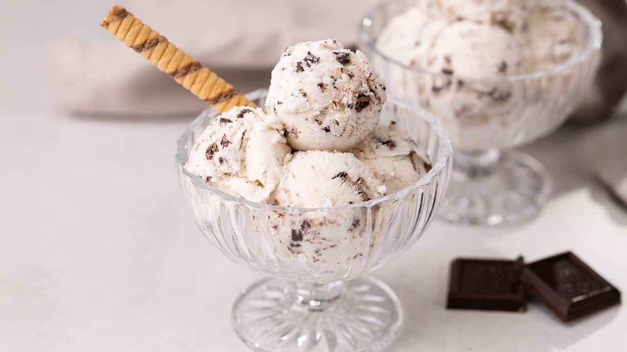 Il gelato alla stracciatella è un gusto classico amatissimo da grandi e piccini