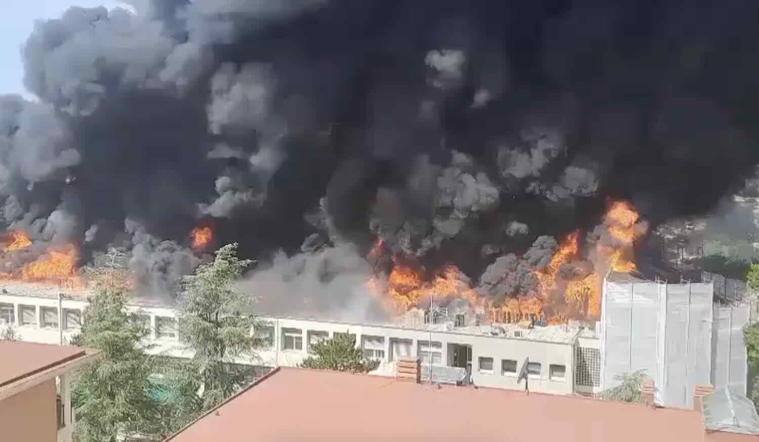Il rogo divampato nel polo di Riello alla periferia di Viterbo. Secondo le prime ricostruzioni
