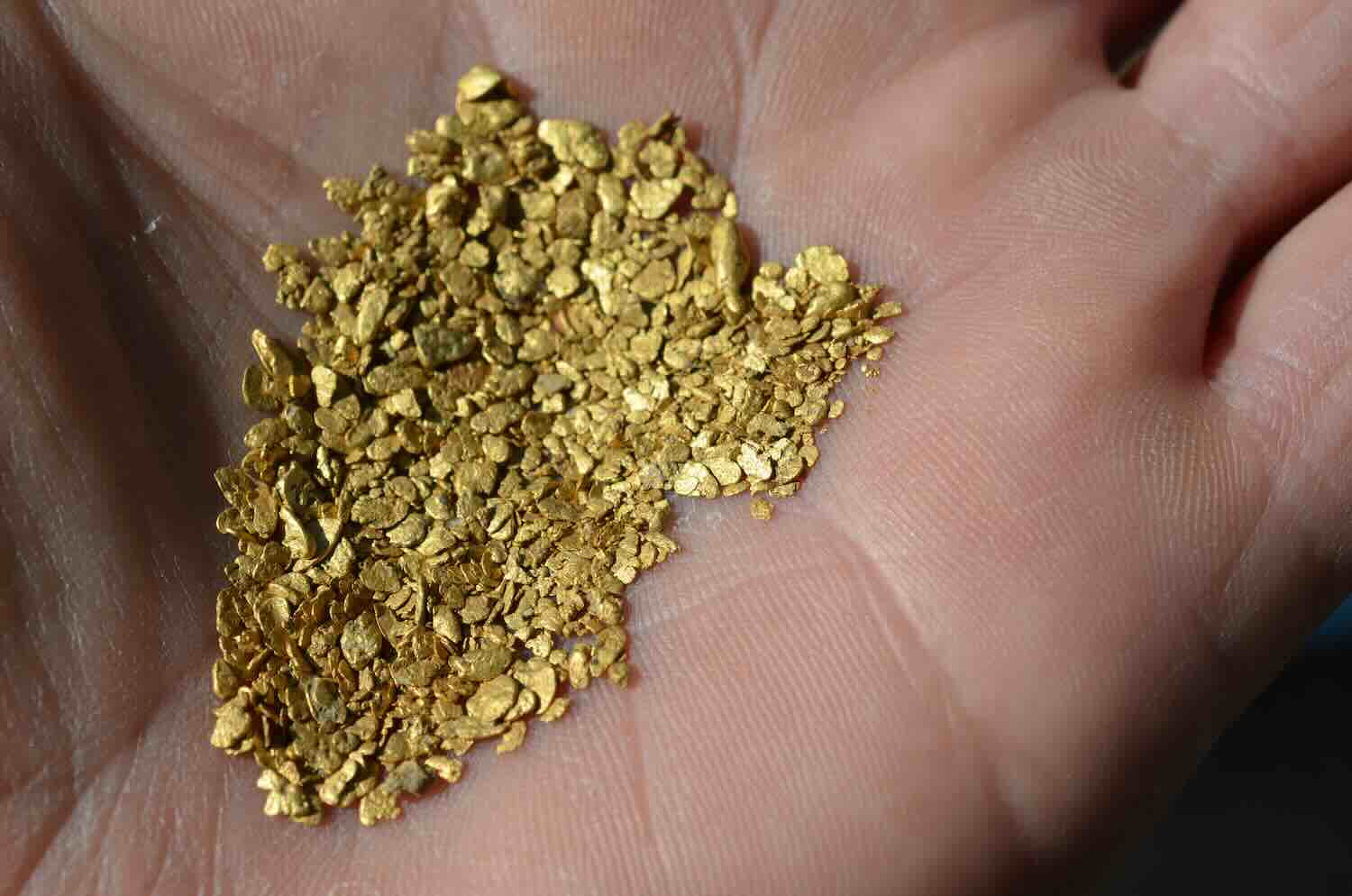 L'uomo è indagato dopo che la polizia lo ha scoperto in un negozio compro oro